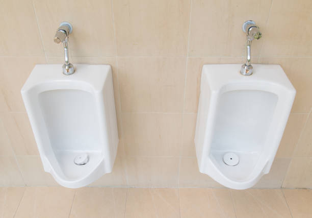 out porte urinoirs toilettes publiques des hommes - urinal public restroom male toilet in a row photos et images de collection