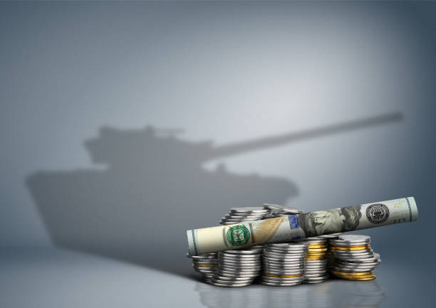concept de budget militaire, billets de banque avec ombre arme - business war photos et images de collection
