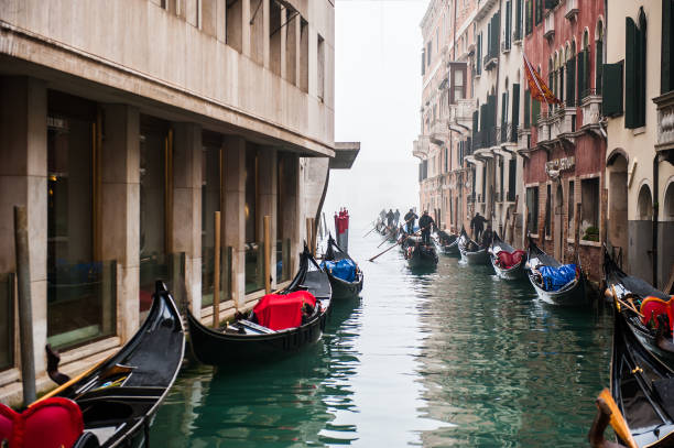 venice, italy - 26 december, 2015: туристы катаются на гондоле, чтобы увидеть зрение - gondola venice italy canal sailor стоковые фото и изображения
