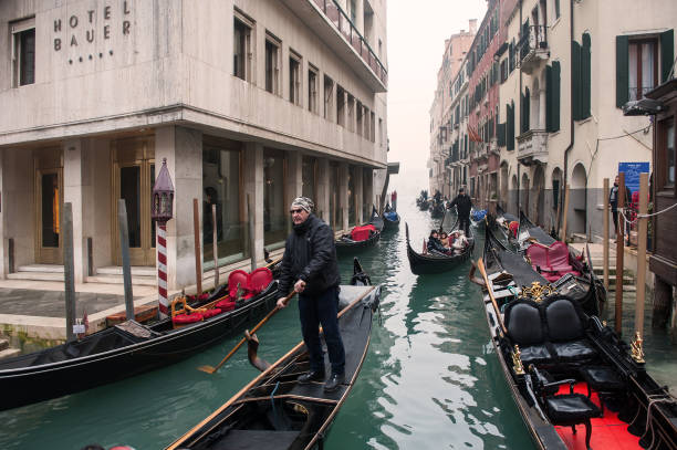 베니스, 이탈리아-2015 년 12 월 26 일: 관광객 보는 광경을 곤돌라에 타고 - gondola venice italy canal sailor 뉴스 사진 이미지