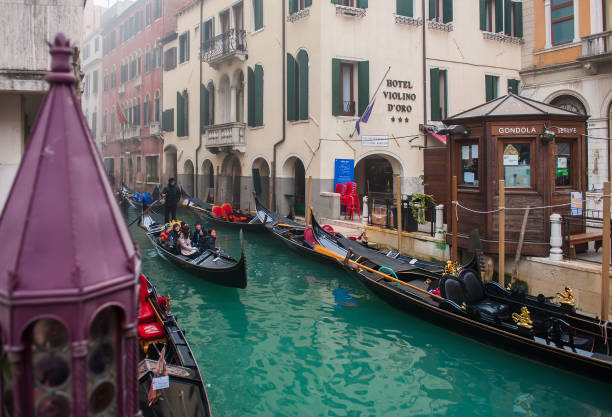 venice, italy - 26 december, 2015: туристы катаются на гондоле, чтобы увидеть зрение - gondola venice italy canal sailor стоковые фото и изображения