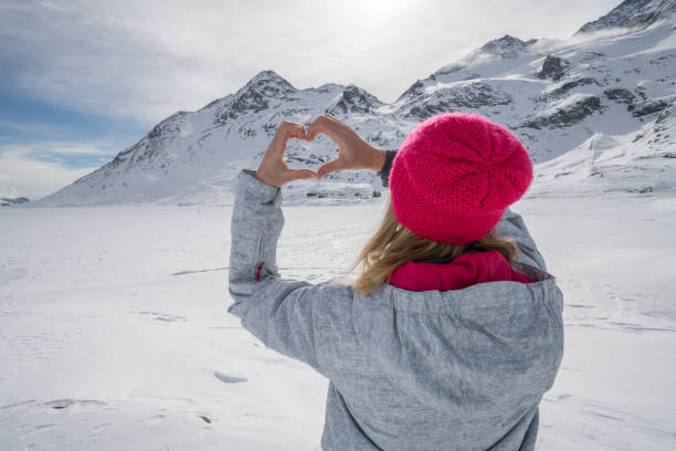 junge frau auf ski pisten machen herzform - white lake stock-fotos und bilder