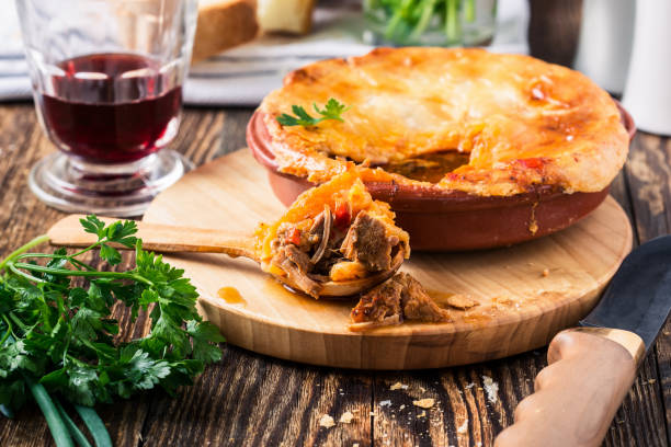 istock Juicy meat pot pie in a ceramic oven pot 654992490