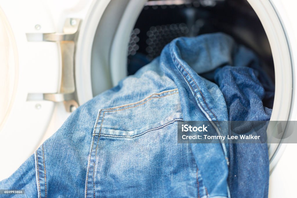 Ster Betasten Occlusie Pantaloni Jeans Sporchi Nel Lavaggio Mashine - Fotografie stock e altre  immagini di Jeans - Jeans, Lavare, Fare il bucato - iStock