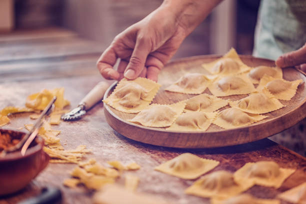 preparazione della pasta ravioli fatta in casa - pasta noodles tagliatelle freshness foto e immagini stock