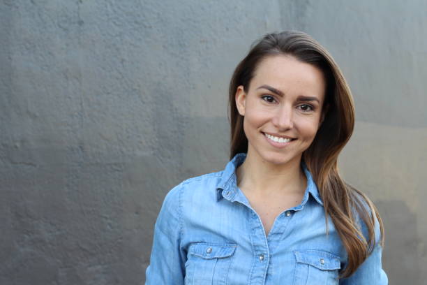 hermosa mujer en dril camisa sonriente - chilean ethnicity fotografías e imágenes de stock