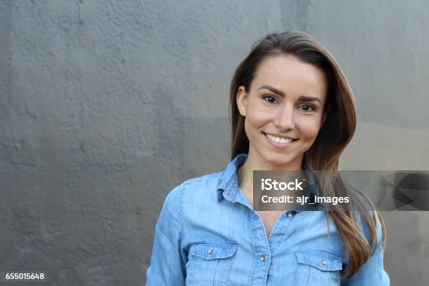 Foto de Mulher Bonita Sorrindo De Camisa Jeans e mais fotos de stock de Mulheres - Mulheres, Só Uma Mulher, Foto de cabeça