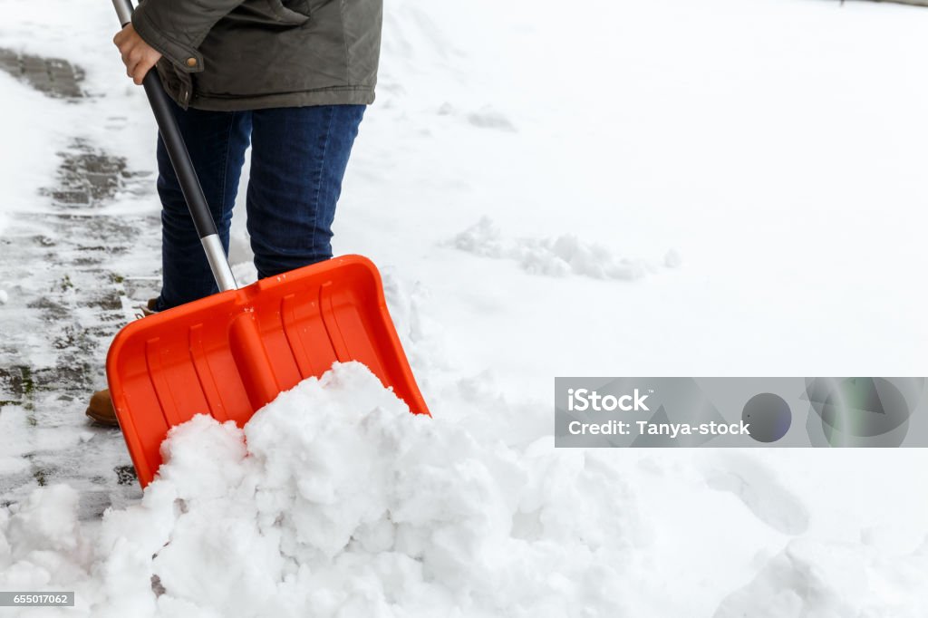 Mujer con pala limpiando nieve invernal. - Foto de stock de Pala - Herramienta de trabajo libre de derechos