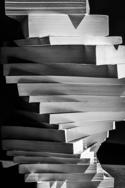 vortice di pila di libri in bianco e nero primo piano - paperback book stack white foto e immagini stock