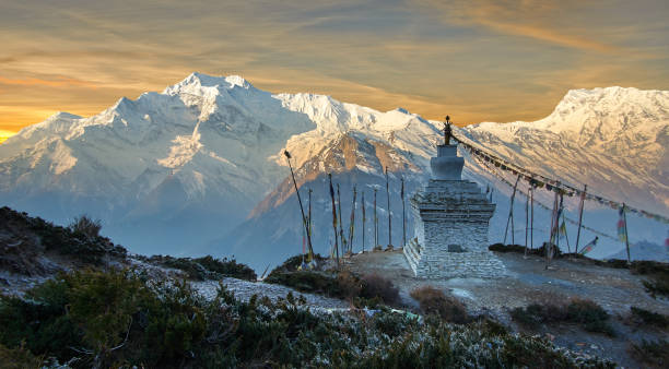 annapurna mountains in the himalayas of nepal. - sunrise asia china climbing imagens e fotografias de stock