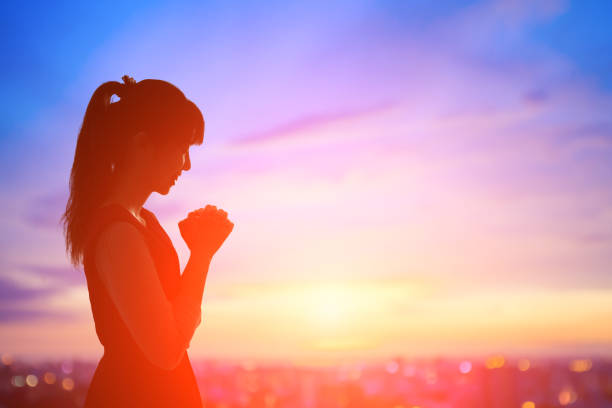 женщина молиться благочестивый - heaven women sunrise inspiration стоковые фото и изображения