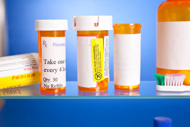 cerrar vista de prescripción en el gabinete. - medicine cabinet cabinet medicine bathroom fotografías e imágenes de stock