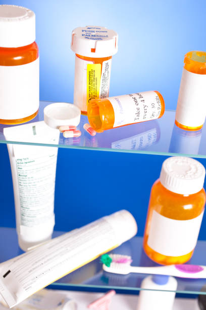 cerrar vista de prescripción en el gabinete. - medicine cabinet cabinet medicine bathroom fotografías e imágenes de stock