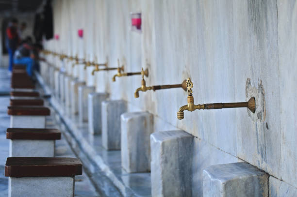 rubinetti abluzione in una moschea blu - istanbul people faucet turkey foto e immagini stock