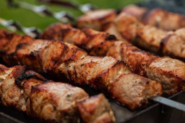 바-b-q 또는 바베 큐입니다. 맛 있는 구이 또는 구운 고기 케밥 - meat and alternatives dinner lunch picnic 뉴스 사진 이미지