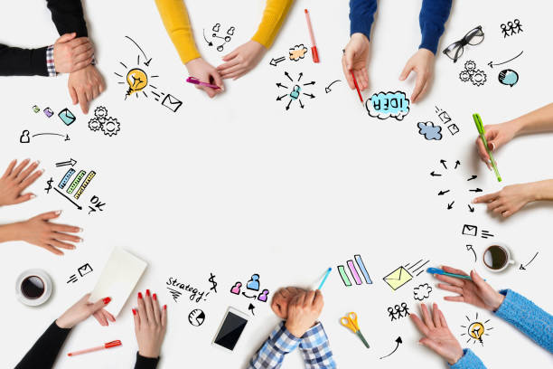 grupo de personas de negocios trabaja en una mesa - mesa - tormenta de ideas fotografías e imágenes de stock