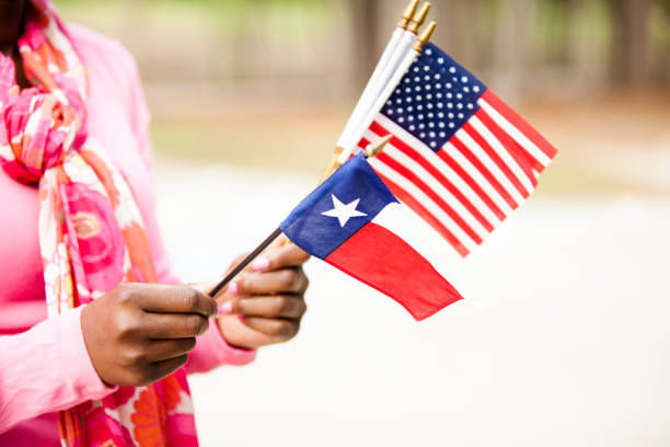 mujer de ascendencia africana con texas, banderas de estados unidos. - lone star symbol fotografías e imágenes de stock