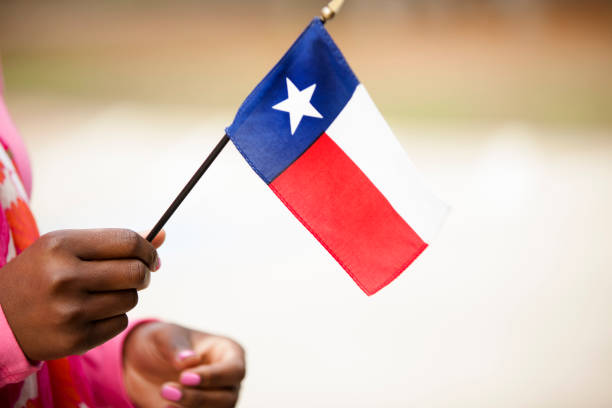 mujer de ascendencia africana con texas, bandera de estados unidos. - lone star symbol fotografías e imágenes de stock