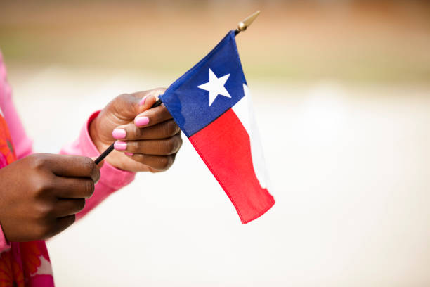mujer de ascendencia africana con texas, bandera de estados unidos. - lone star symbol fotografías e imágenes de stock
