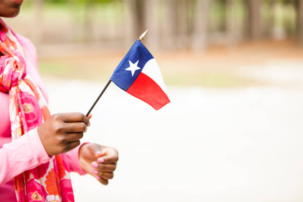 mujer de ascendencia africana con texas, bandera de estados unidos. - lone star symbol fotografías e imágenes de stock
