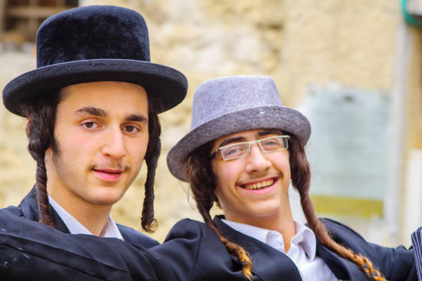 purim 2017 in  mea shearim, jerusalem - hasidism imagens e fotografias de stock