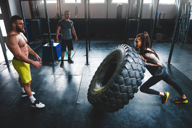 allenamento in palestra di gruppo - picking up weight women sport foto e immagini stock