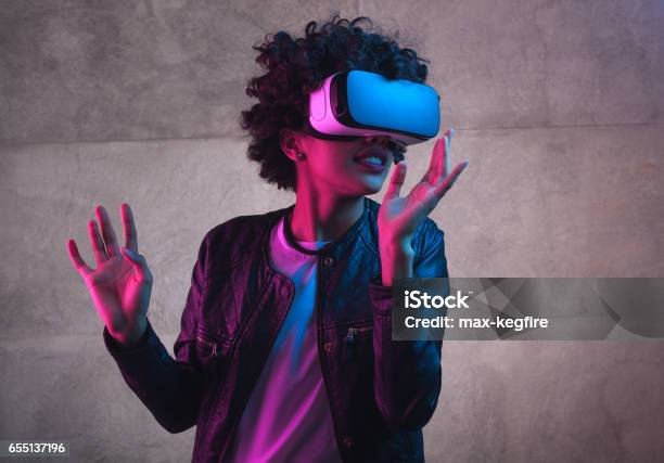 Ein Mädchen Mit Vr Kopfhörer Spielen Stockfoto und mehr Bilder von Virtual-Reality-Simulator - Virtual-Reality-Simulator, Virtuelle Realität, Brille