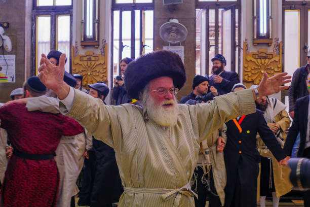 purim 2017 in  mea shearim, jerusalem - hasidism imagens e fotografias de stock