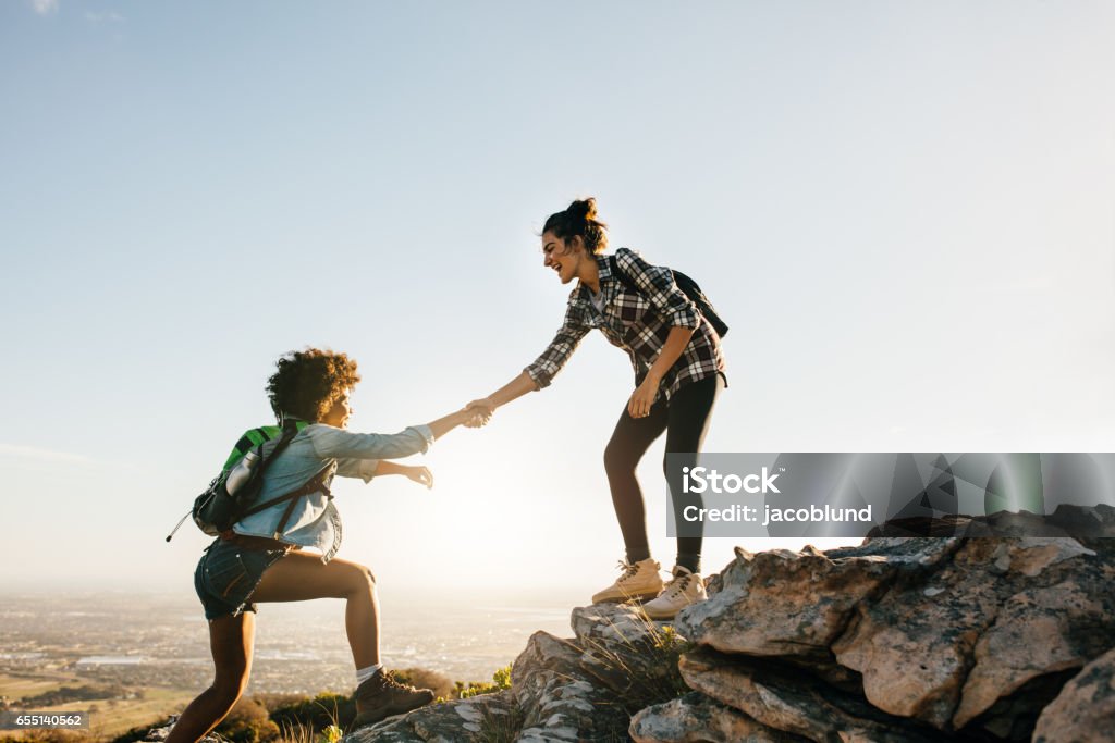 Zwei junge Frauen, die in der Natur wandern - Lizenzfrei Freundschaft Stock-Foto