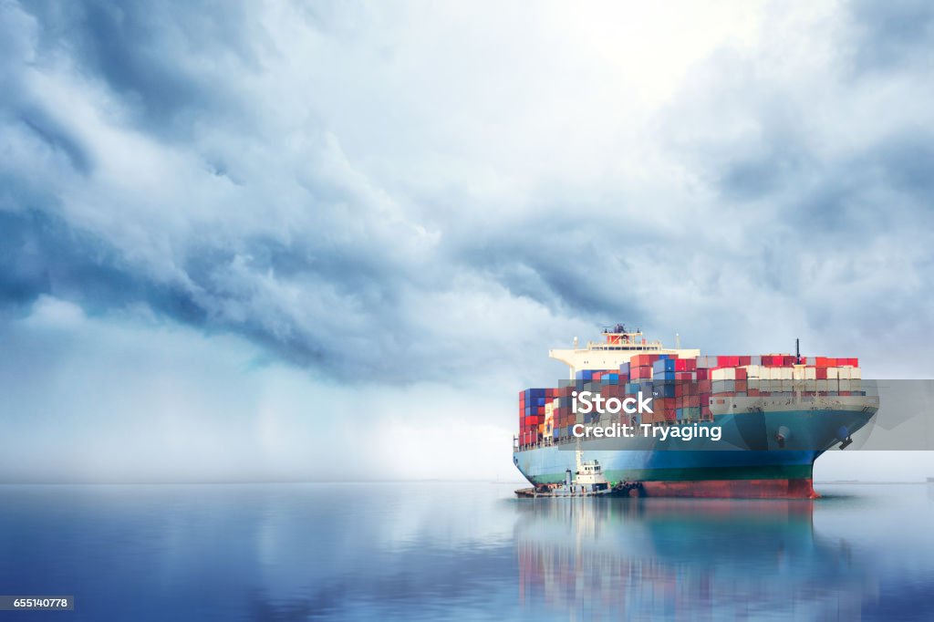 Internationales Containerfrachtschiff im Meer, Güterverkehr, Nautikschiff - Lizenzfrei Frachtschiff Stock-Foto Internationales Containerfrachtschiff im Meer, Güterverkehr, Nautikschiff - Lizenzfrei Frachtschiff Stock-Foto