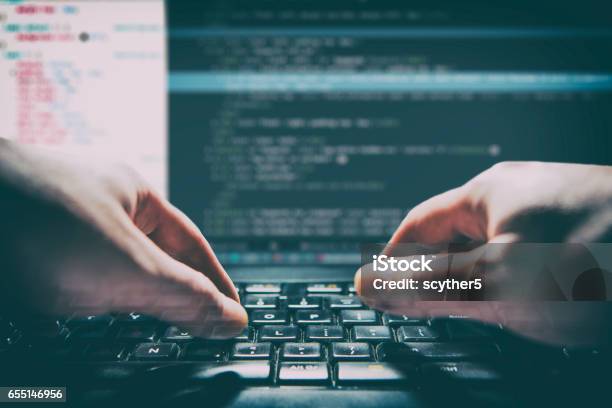 開発者が開発コード プログラム計算コーダーをコーディング - コンピュータソフトウェアのストックフォトや画像を多数ご用意 - コンピュータソフトウェア, サイバー犯罪, コンピュータ言語