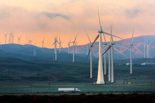 ветровые турбины на рассвете - tehachapi стоковые фото и изображения