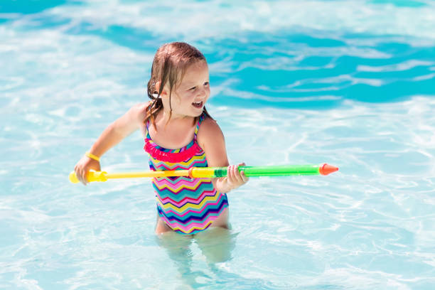 enfant jouant dans la piscine - 11160 photos et images de collection