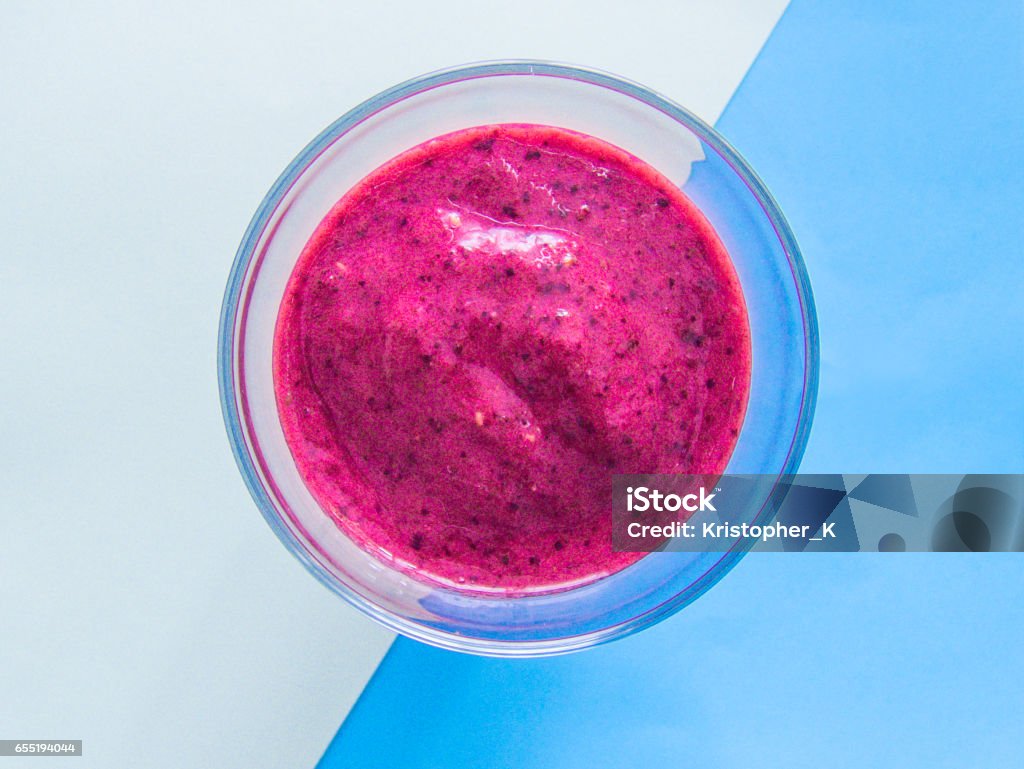 Smoothie de fraises et bleuets rose frais sur un fond coloré pastel - Photo de Cocktail de fruits pressés libre de droits
