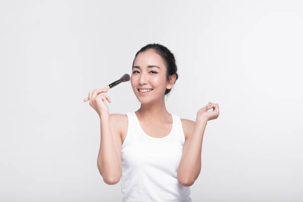 asian woman with beautiful skin holding brush - make up cosmetics women make up brush imagens e fotografias de stock