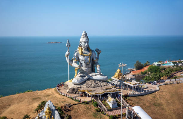 uma estátua do grande deus shiva - shiv bangalore shiva god - fotografias e filmes do acervo