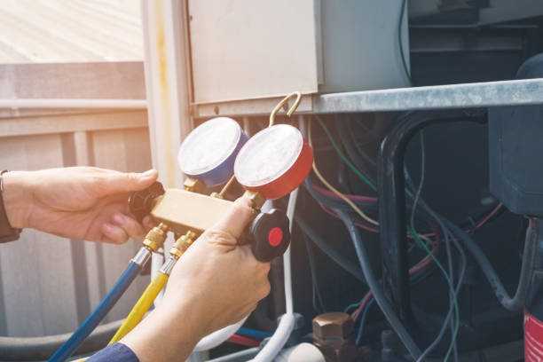 técnico es control de acondicionador de aire - air conditioner electricity repairing furnace fotografías e imágenes de stock