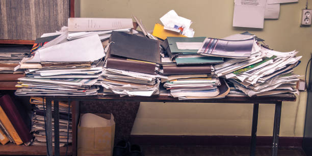 desordenado lugar de trabajo - cluttered desk fotografías e imágenes de stock