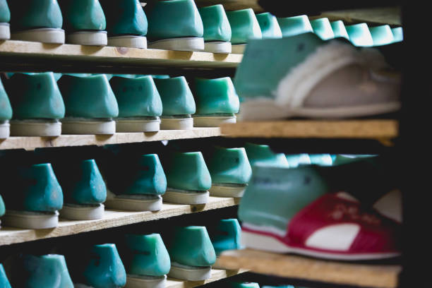 istock Shelves in magazine with slippers 655346916
