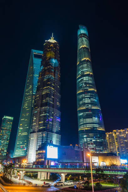 shanghai tour scène de bâtiment, tour de shanghai a 118 couche, hauteur de 632 mètres, c'est le plus haut gratte-ciel en chine. - skyscraper low angle view city urban scene photos et images de collection
