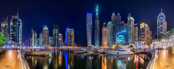 panoramablick auf dubai marina bucht mit yacht und bewölkten himmel, dubai, vereinigte arabische emirate. - dubai beach hotel skyline stock-fotos und bilder