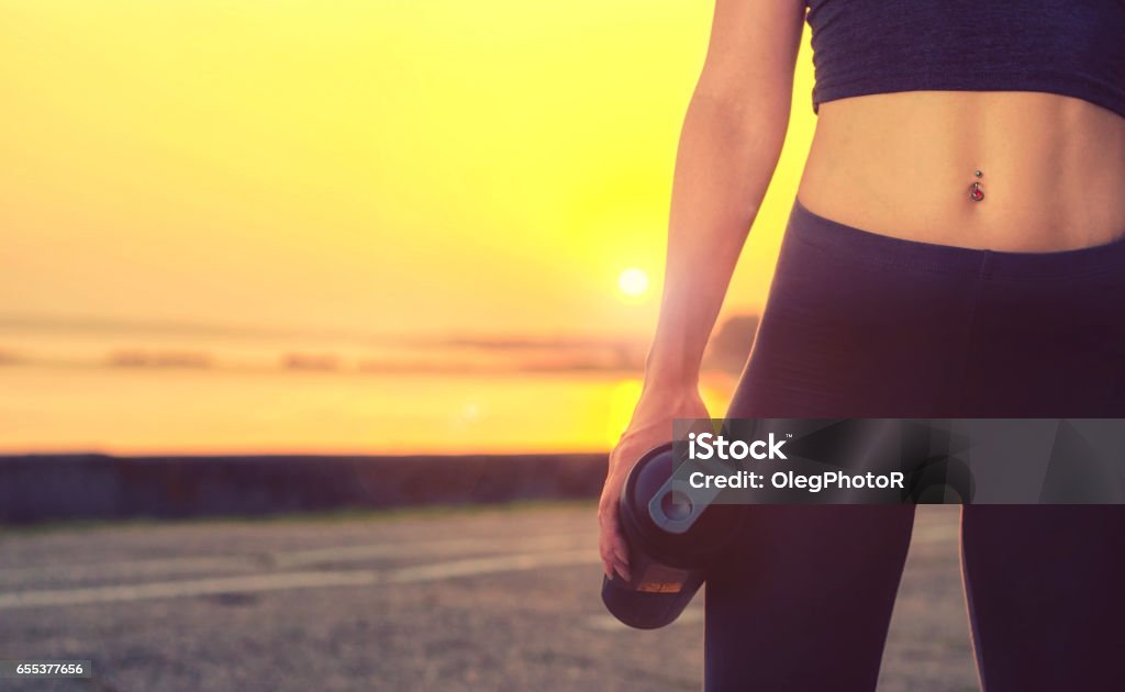 Retrato de una muchacha de deportes con un agitador con proteína de cerca - Foto de stock de Adulto joven libre de derechos