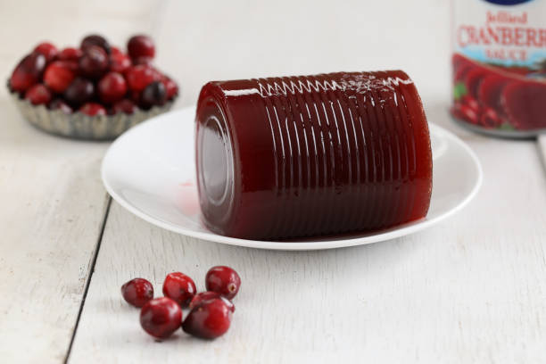 консервированный клюквенный соус - cranberry sauce стоковые фото и изображения
