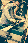ski-tuning-und-reparaturen-winter-shop-arbeiter-tun-basis-reparatur.jpg?b=1&s=170x170&k=20&c=E8leG9kSNH60NiT3G9Fh4CrfcAkdLLvVm9m_OjJio5k=