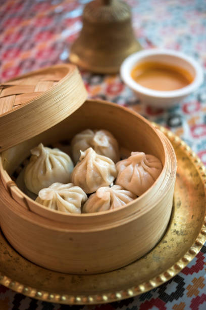 momo, traditionellen nepalesischen knödel - chinesischer kloß stock-fotos und bilder