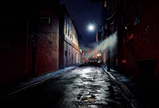 sombre ruelle graveleuse - city night street light photos et images de collection