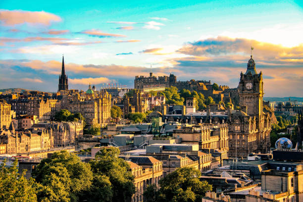 skyline édimbourg vue depuis calton hill, écosse - edinburgh scotland castle skyline photos et images de collection