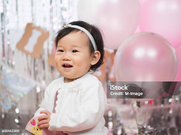 Babymädchen Feiern Ihren Ersten Geburtstag Stockfoto und mehr Bilder von Kind - Kind, Baby, Erster Geburtstag