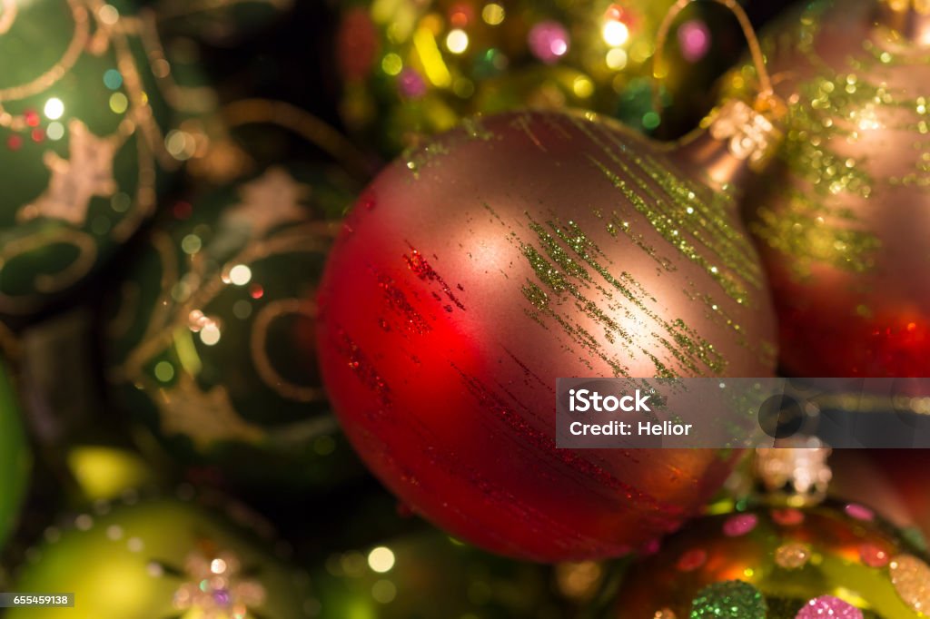 Foto de Bolas De Árvore De Natal Verde E Rosa Vermelha Com Glitter e mais  fotos de stock de Artesanato - iStock