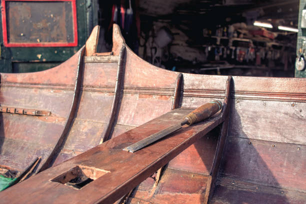 나무 보트 복원입니다. 대목 목공 워크숍 - boathouse work tool equipment old 뉴스 사진 이미지